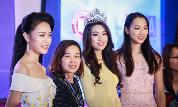 Sau 'sự cố' váy hở hang, Hoa hậu Mỹ Linh kín đáo trong tà áo dài